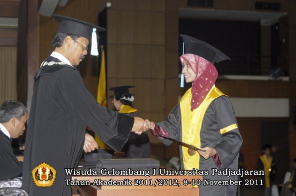 wisuda-fakultas-sastra-oleh-dekan-107