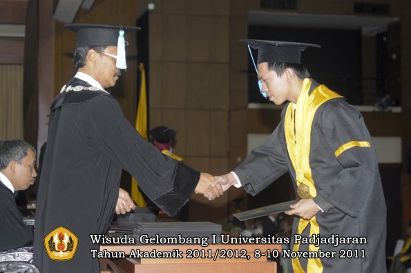 wisuda-fakultas-sastra-oleh-dekan-108