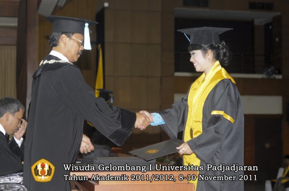 wisuda-fakultas-sastra-oleh-dekan-110