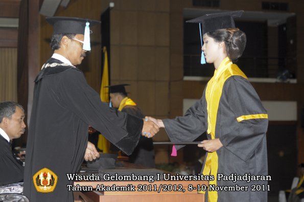 wisuda-fakultas-sastra-oleh-dekan-114
