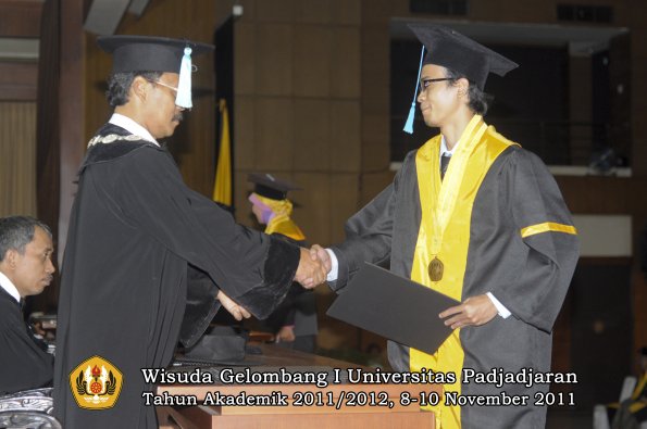 wisuda-fakultas-sastra-oleh-dekan-118