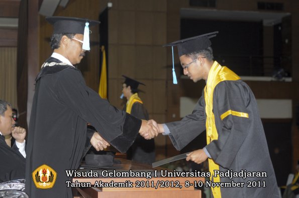 wisuda-fakultas-sastra-oleh-dekan-119