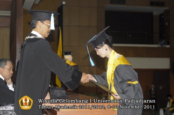 wisuda-fakultas-sastra-oleh-dekan-123