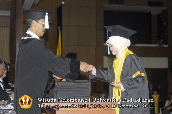 wisuda-fakultas-sastra-oleh-dekan-124