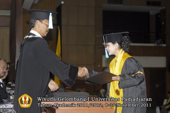 wisuda-fakultas-sastra-oleh-dekan-151