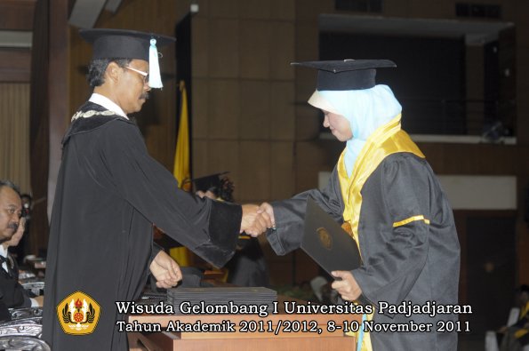 wisuda-fakultas-sastra-oleh-dekan-152