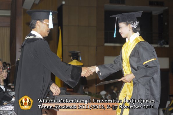 wisuda-fakultas-sastra-oleh-dekan-154