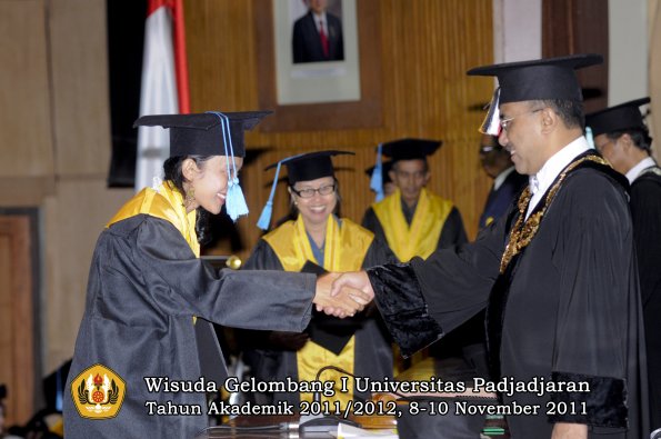 wisuda-fakultas-sastra-oleh-rektor-009