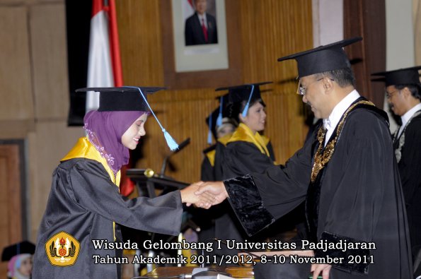 wisuda-fakultas-sastra-oleh-rektor-017