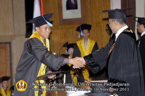 wisuda-fakultas-sastra-oleh-rektor-100