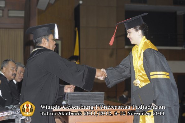 wisuda-fakultas-hukum-oleh-dekan-021