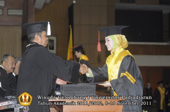 wisuda-fakultas-hukum-oleh-dekan-022