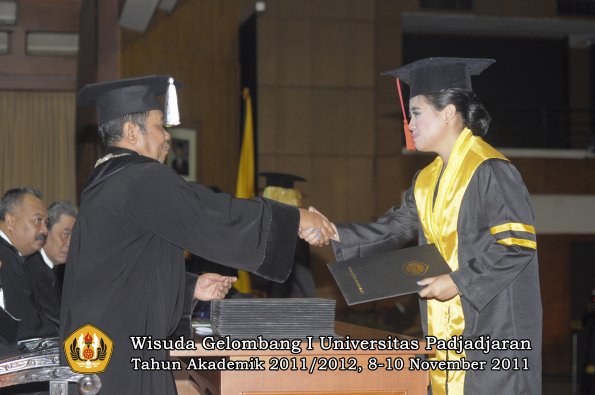 wisuda-fakultas-hukum-oleh-dekan-023