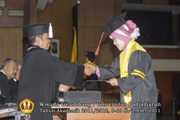 wisuda-fakultas-hukum-oleh-dekan-024
