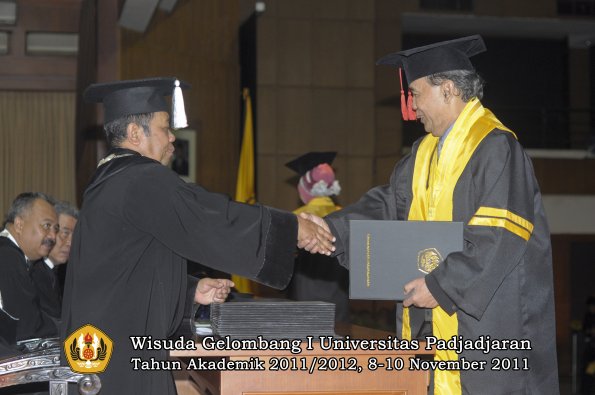 wisuda-fakultas-hukum-oleh-dekan-025