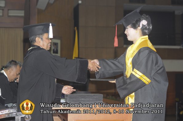 wisuda-fakultas-hukum-oleh-dekan-028