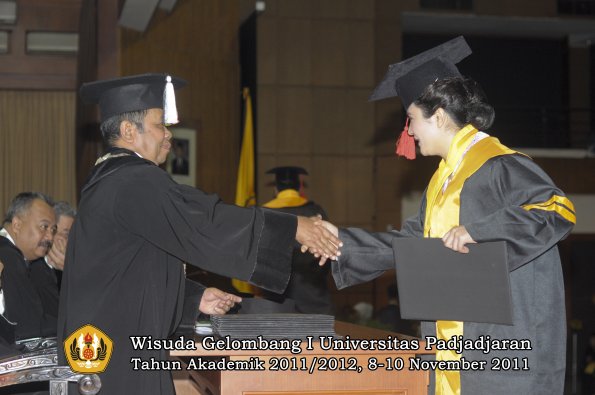 wisuda-fakultas-hukum-oleh-dekan-033