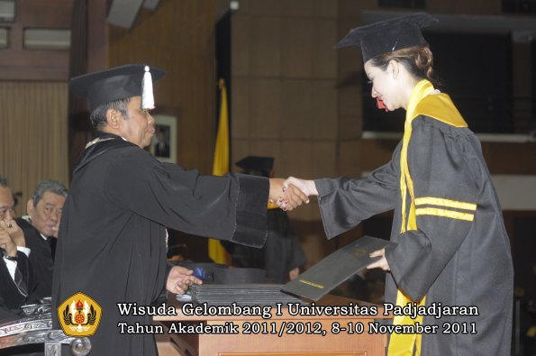 wisuda-fakultas-hukum-oleh-dekan-034