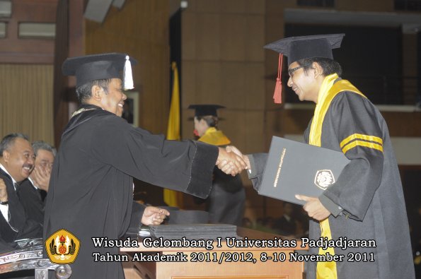 wisuda-fakultas-hukum-oleh-dekan-035