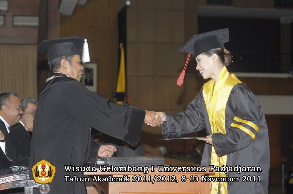 wisuda-fakultas-hukum-oleh-dekan-036