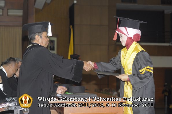wisuda-fakultas-hukum-oleh-dekan-039