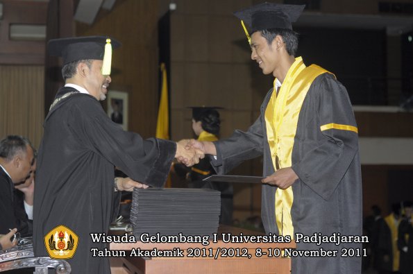 wisuda-fikom-oleh-dekan-153