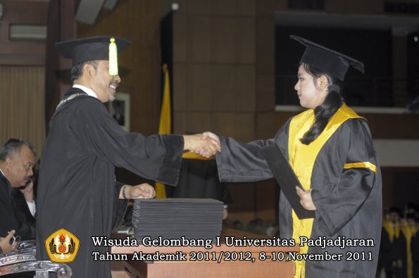 wisuda-fikom-oleh-dekan-159