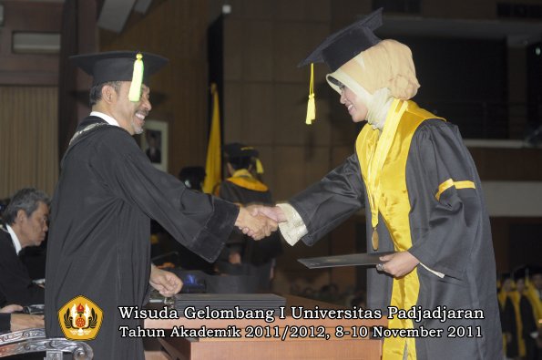 wisuda-fikom-oleh-dekan-181