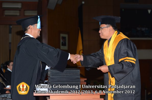 wisuda-unpad-gel-i-ta-2012_2013-fakultas-ilmu-keperawatan-oleh-dekan-003