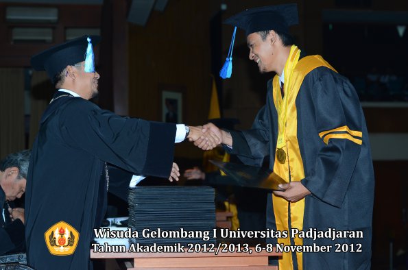 wisuda-unpad-gel-i-ta-2012_2013-fakultas-ilmu-keperawatan-oleh-dekan-004