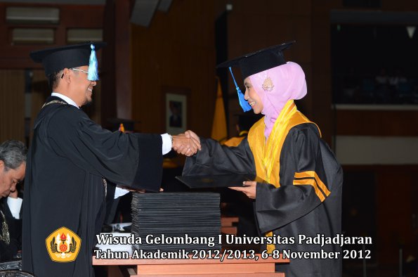 wisuda-unpad-gel-i-ta-2012_2013-fakultas-ilmu-keperawatan-oleh-dekan-005