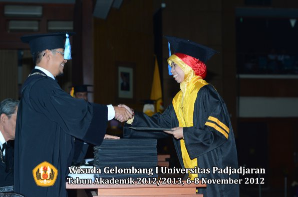 wisuda-unpad-gel-i-ta-2012_2013-fakultas-ilmu-keperawatan-oleh-dekan-007