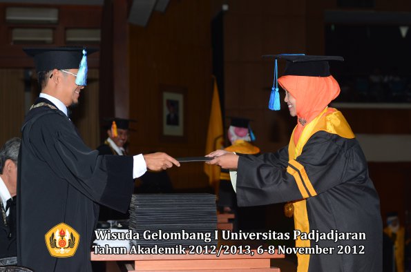 wisuda-unpad-gel-i-ta-2012_2013-fakultas-ilmu-keperawatan-oleh-dekan-009