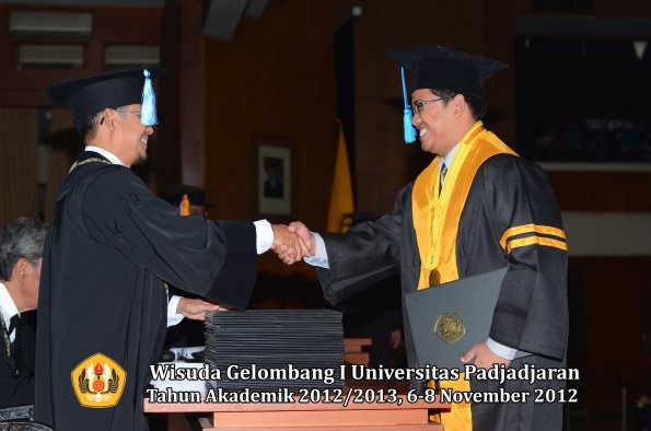 wisuda-unpad-gel-i-ta-2012_2013-fakultas-ilmu-keperawatan-oleh-dekan-011