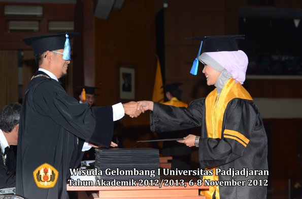 wisuda-unpad-gel-i-ta-2012_2013-fakultas-ilmu-keperawatan-oleh-dekan-017