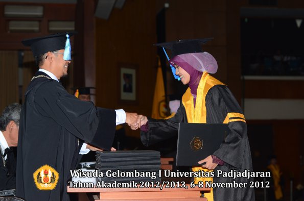 wisuda-unpad-gel-i-ta-2012_2013-fakultas-ilmu-keperawatan-oleh-dekan-018