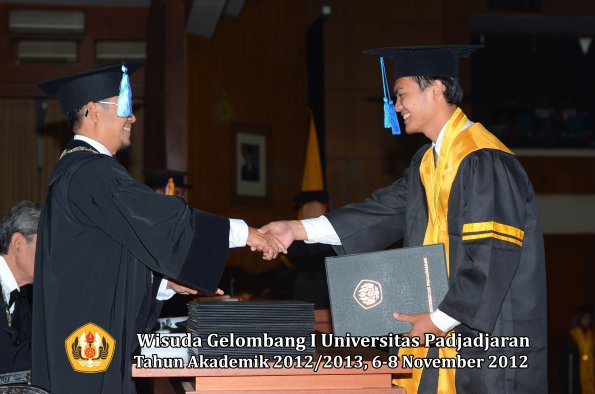 wisuda-unpad-gel-i-ta-2012_2013-fakultas-ilmu-keperawatan-oleh-dekan-022