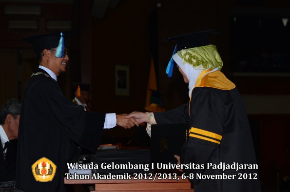 wisuda-unpad-gel-i-ta-2012_2013-fakultas-ilmu-keperawatan-oleh-dekan-024