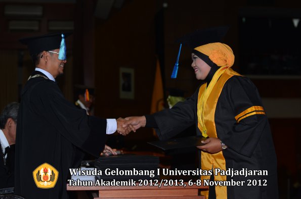 wisuda-unpad-gel-i-ta-2012_2013-fakultas-ilmu-keperawatan-oleh-dekan-025