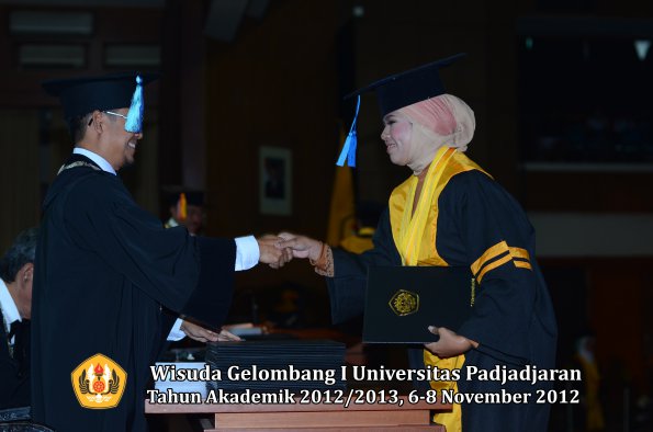 wisuda-unpad-gel-i-ta-2012_2013-fakultas-ilmu-keperawatan-oleh-dekan-027