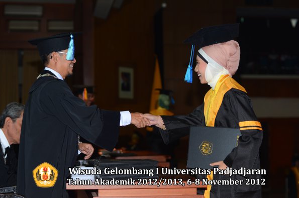 wisuda-unpad-gel-i-ta-2012_2013-fakultas-ilmu-keperawatan-oleh-dekan-031