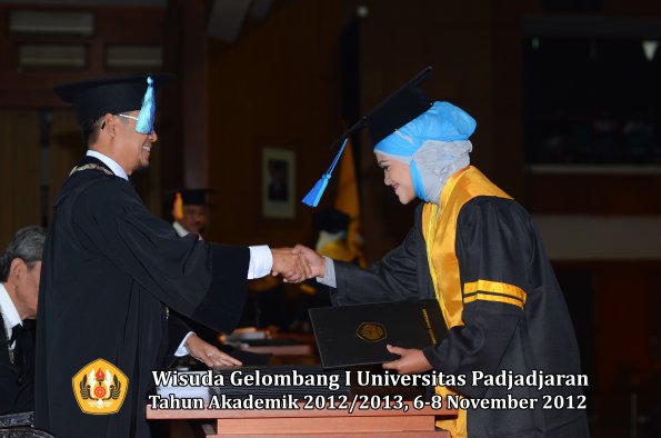 wisuda-unpad-gel-i-ta-2012_2013-fakultas-ilmu-keperawatan-oleh-dekan-038