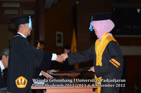 wisuda-unpad-gel-i-ta-2012_2013-fakultas-ilmu-keperawatan-oleh-dekan-040