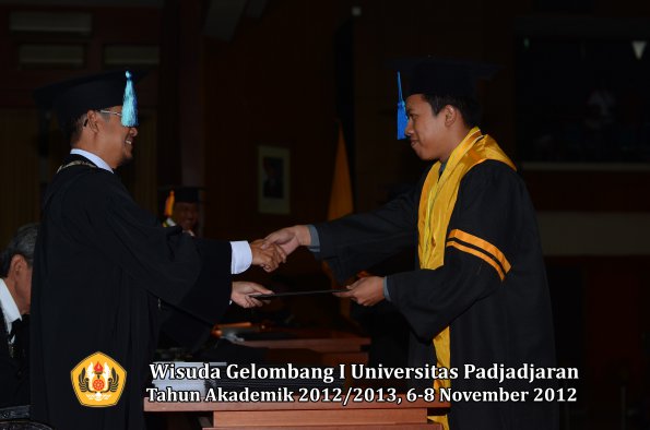 wisuda-unpad-gel-i-ta-2012_2013-fakultas-ilmu-keperawatan-oleh-dekan-041