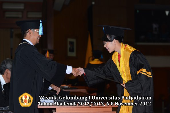 wisuda-unpad-gel-i-ta-2012_2013-fakultas-ilmu-keperawatan-oleh-dekan-042