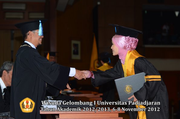 wisuda-unpad-gel-i-ta-2012_2013-fakultas-ilmu-keperawatan-oleh-dekan-043