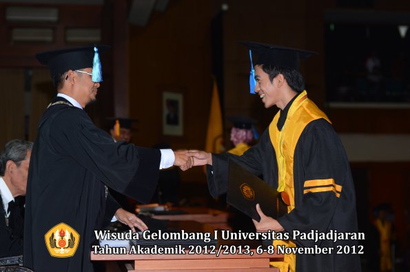 wisuda-unpad-gel-i-ta-2012_2013-fakultas-ilmu-keperawatan-oleh-dekan-044