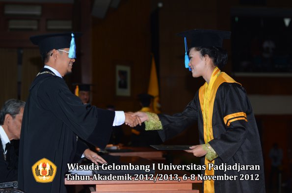 wisuda-unpad-gel-i-ta-2012_2013-fakultas-ilmu-keperawatan-oleh-dekan-045