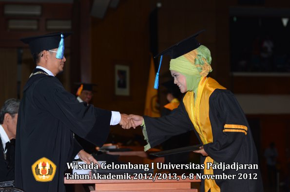 wisuda-unpad-gel-i-ta-2012_2013-fakultas-ilmu-keperawatan-oleh-dekan-046