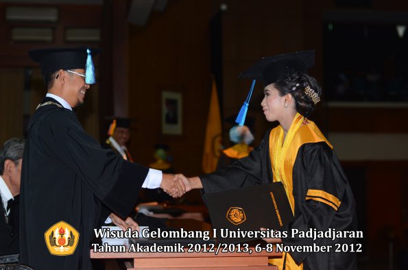 wisuda-unpad-gel-i-ta-2012_2013-fakultas-ilmu-keperawatan-oleh-dekan-048